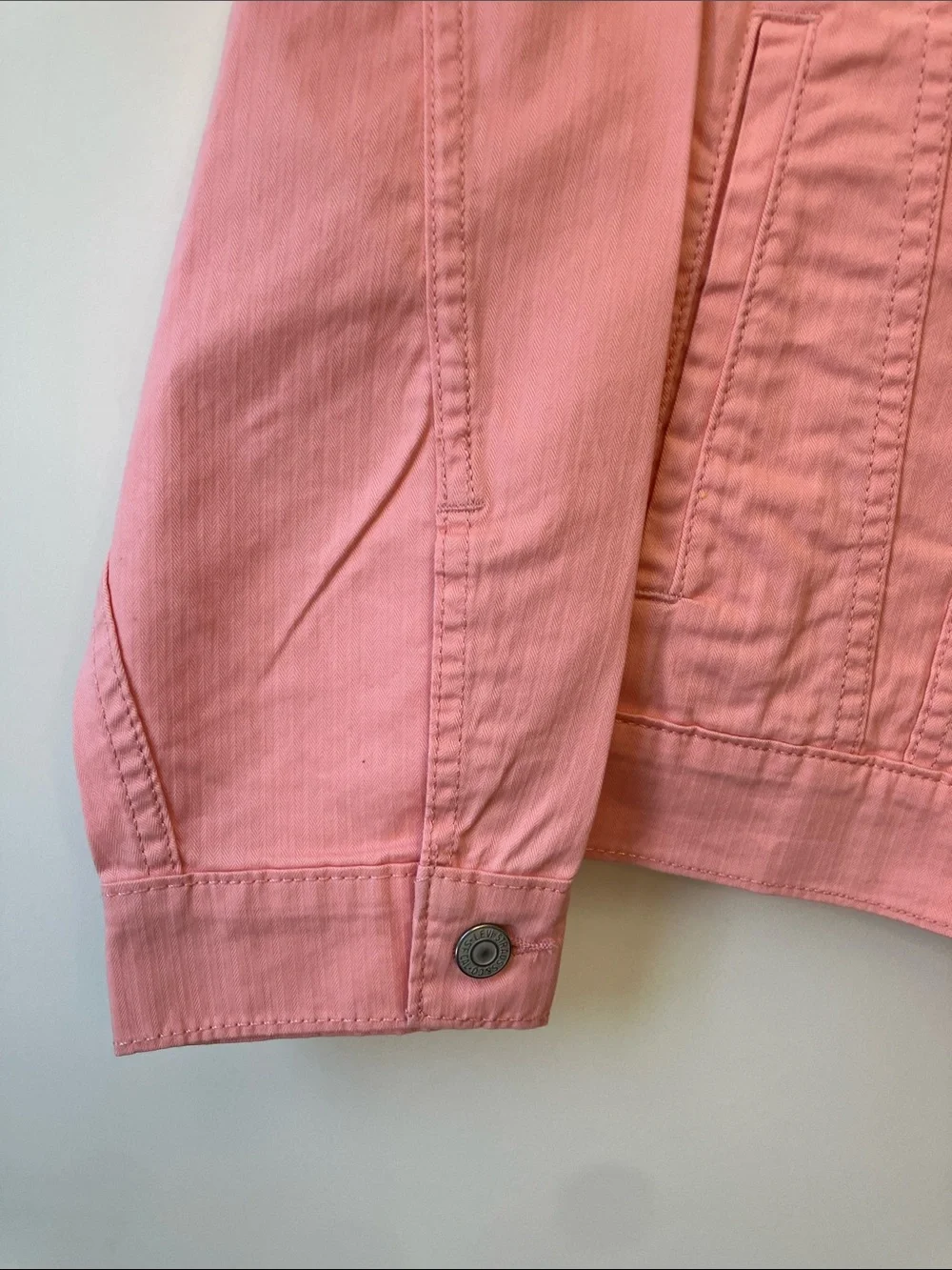 LEVI’S Vintage Fit Trucker Jacket in Coral Lightweight Denim Men’s Size M NWT - Picture 6 of 13